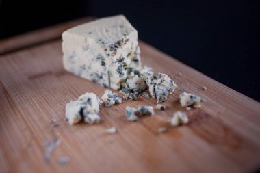 Brie peyniri ahşap masa, yakın çekim