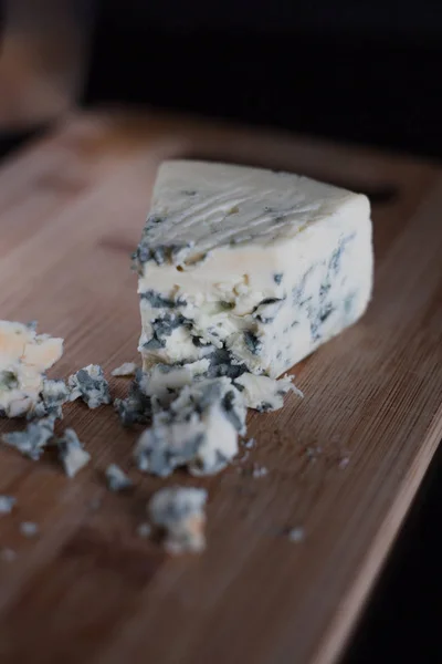 Brie cheese on wooden Board, close-up — Stock Photo, Image