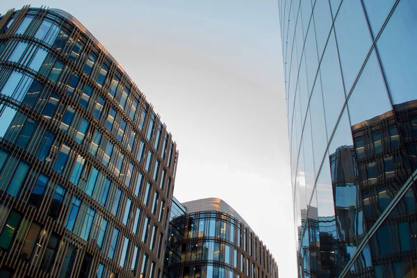 Hoge gebouwen van het zakencentrum met panoramische ramen — Stockfoto