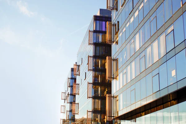 Geglazuurde gevel met uitzicht op de business-centrum, vrije ruimte links — Stockfoto