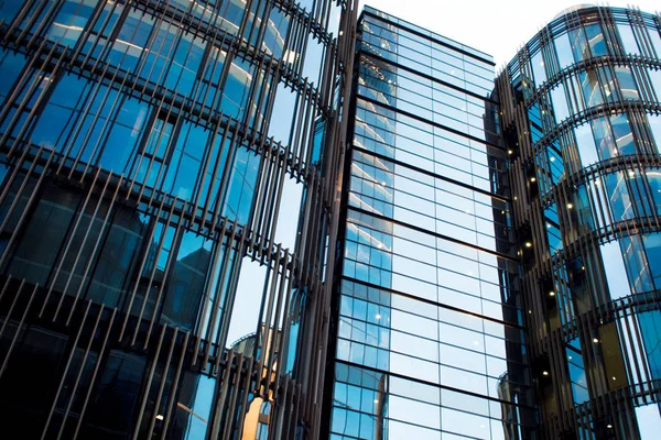 Hoge gebouwen van de business centrum met panoramische ramen. Centrum — Stockfoto