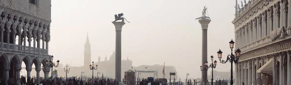 VENEZIA, ITALIA - 6 OTTOBRE 2017: Venezia, veduta di Piazza San Marco, tanti turisti, nebbia — Foto Stock