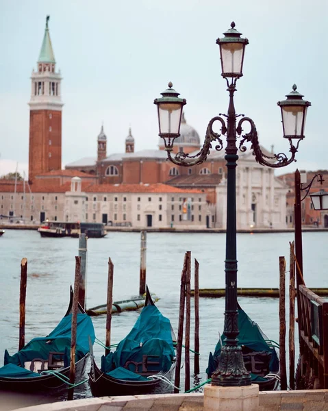 Venedig, Italien. Gondeln und schöner Laternenpfahl im Vordergrund. — Stockfoto