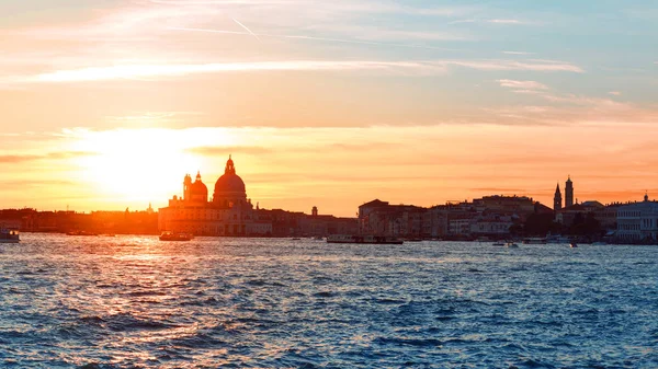 Architektur und Sehenswürdigkeiten von Venedig. Panorama-Sonnenuntergang — Stockfoto