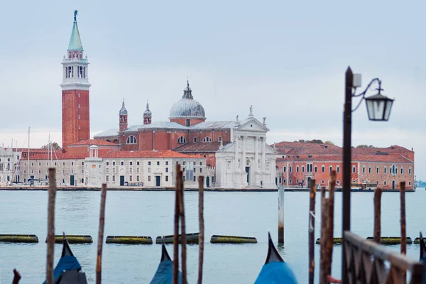 Gondolas amarrado por la plaza de San Marcos con San Giorgio di Maggiore iglesia en el fondo — Foto de Stock