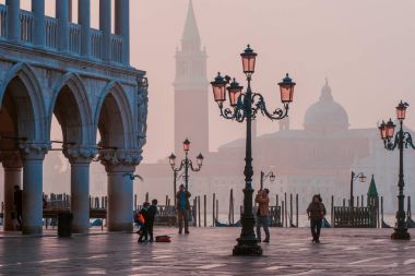 Venice, İtalya - 6 Ekim 2017: Sabah Piazza San Marco, turist Meydanı'nda yürüyüş