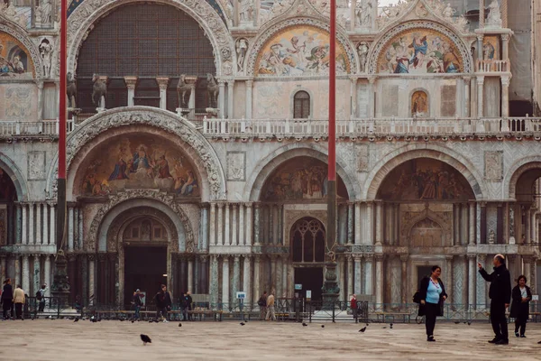 VENECIA, ITALIA - 6 DE OCTUBRE DE 2017: Basílica de San Marcos, Los turistas caminan por la plaza —  Fotos de Stock