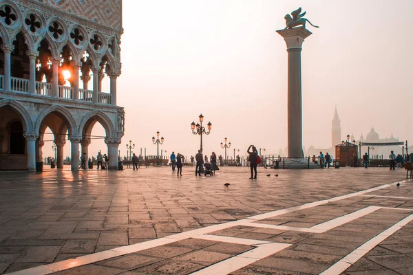 Venedig, Italien - 6. Oktober 2017: Morgen Piazza San Marco, Touristen gehen auf dem Platz spazieren — Stockfoto