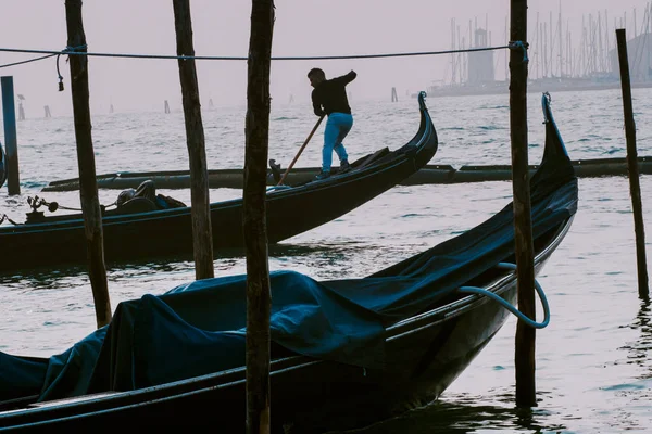 Wenecja, Włochy - 6 października 2017: Gondolier daje Liny cumownicze z kościoła San Giorgio di Maggiore na tle — Zdjęcie stockowe