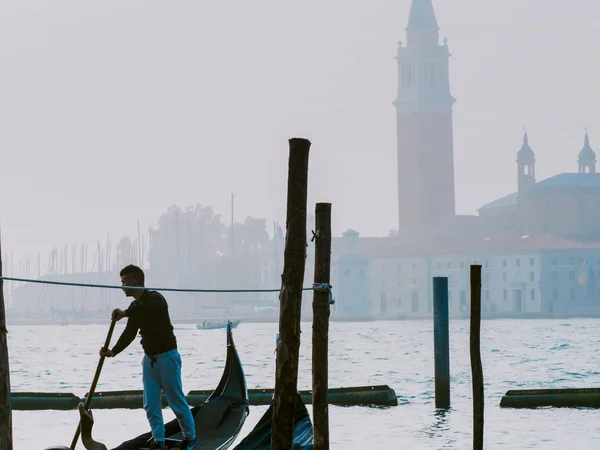 ヴェネツィア, イタリア - 2017 年 10 月 6 日: ゴンドラの船頭を与える背景にサン ・ ジョルジョ ・ ディ ・ マッジョーレ教会と繋留 — ストック写真
