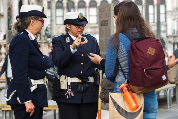 Venice, Włochy - 6 października 2017: Kobieta w mundurze doradza turystów, Venice — Zdjęcie stockowe