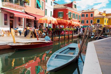 Venice, İtalya - 6 Ekim 2017: Canal ve renkli evleri, Burano Adası, tekneler