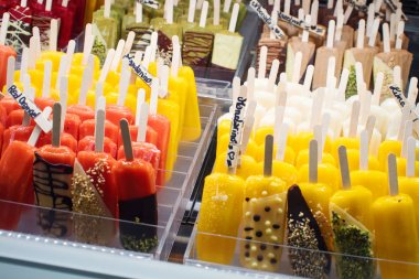 Venice, İtalya - 6 Ekim 2017: Buzlu şeker buz pop Dükkanı penceresinde, ürün çeşitliliği