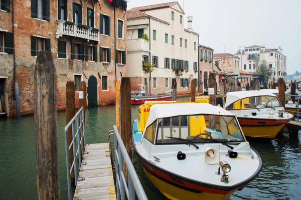 Venedig, Italien - 6. Oktober 2017: Rettungsboote, Kanal in Venedig — Stockfoto