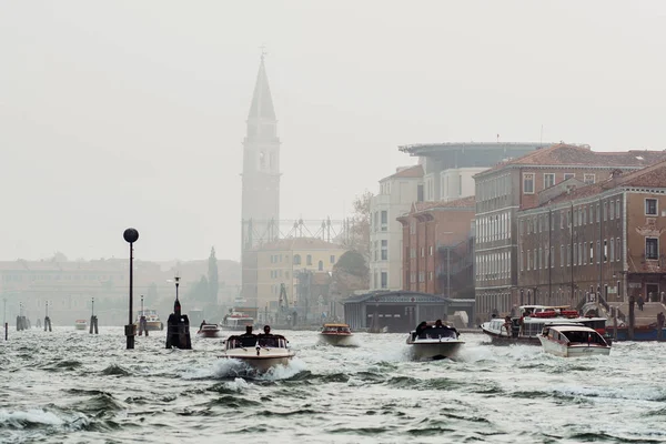 Venedig, Italien - 6. Oktober 2017: Boote in der Lagune von Venedig, Architektur im Hintergrund — Stockfoto