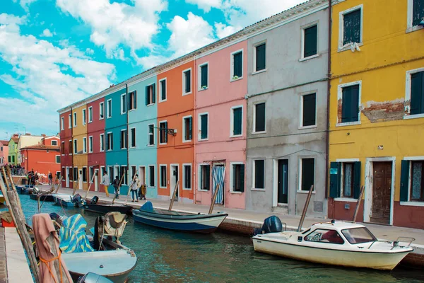 Venedig, Italien - 6. Oktober 2017: Kanal und bunte Häuser, Insel Burano — Stockfoto