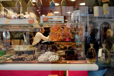 Venice, İtalya - 7 Ekim 2017: tatlılar ile Shop, pencereden görüntüleme