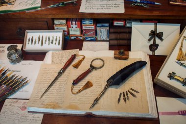 Venice, İtalya - 8 Ekim 2017: Vitrin, kalem, Hat sanatı, hat için kalem aralığı