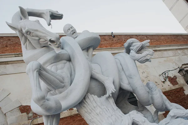 Venedig, Italien - 7. Oktober 2017: Skulptur über das Schicksal eines Verbannten — Stockfoto