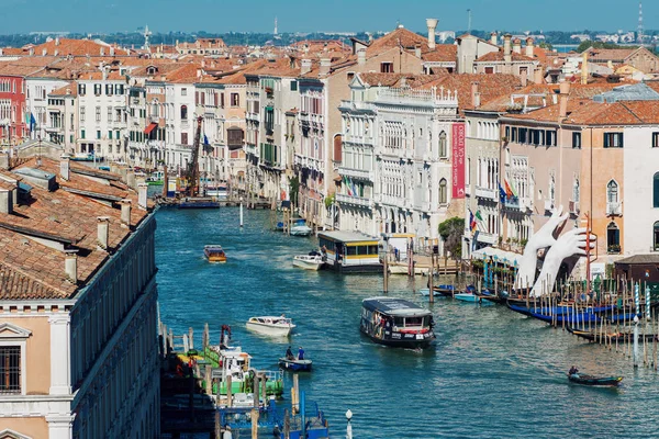 Venedig, Italien - 7. Oktober 2017: Blick auf den großen Kanal und monumentale Hände erheben sich in Venedig aus dem Wasser — Stockfoto