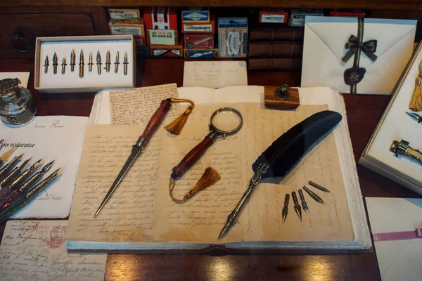 VENICE, ITÁLIA - OUTUBRO 8, 2017: Showcase, caneta, caligrafia, gama de canetas para caligrafia — Fotografia de Stock