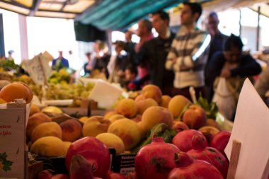 Venedik, İtalya - 7 Ekim 2017: meyve ve sebze, alışveriş arka plan Pazar
