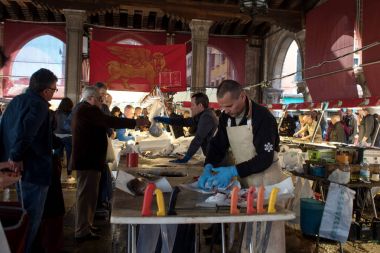 Venice, İtalya - 7 Ekim 2017: Kasap piyasada. Balık pazarı Venedik İtalya