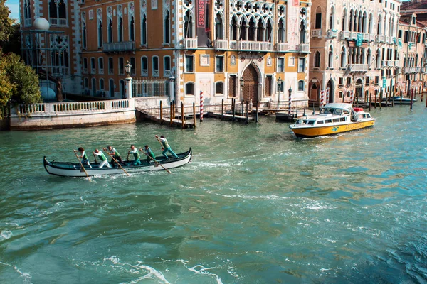 Venedig, Italien - 8. Oktober 2017: Blick auf den Canal Grande, Rudern — Stockfoto