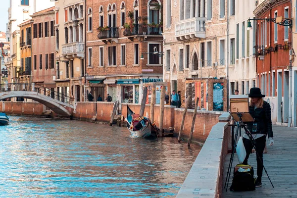 Venedig, Italien - 8. Oktober 2017: Straßenkünstler in Venedig, Italien, macht ein Aquarell-Gemälde — Stockfoto