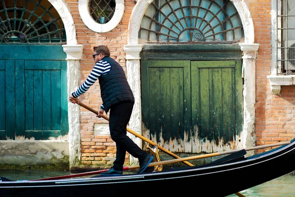 VENICE, ITALY - OCTOBER 8 , 2017: Gondolier floats on the narrow channel in Venice, Italy — Stock Photo, Image