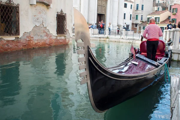 VENICE, ITÁLIA - OUTUBRO 8, 2017: Gondolier flutua no canal estreito em Veneza, Itália — Fotografia de Stock