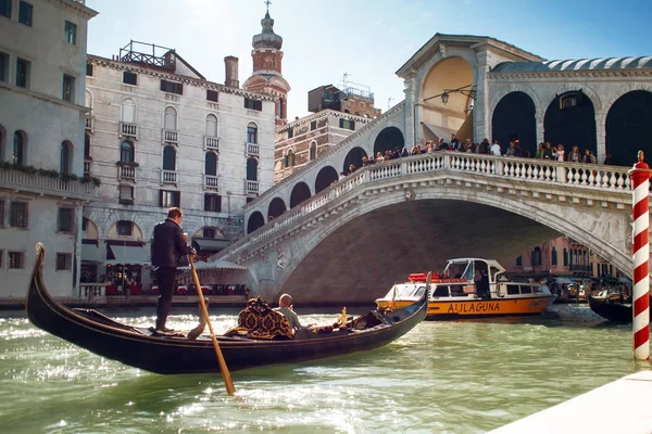 Benátky, Itálie - 7. října 2017: Gondoliér plováky na Canal Grande, Most Rialto v pozadí — Stock fotografie