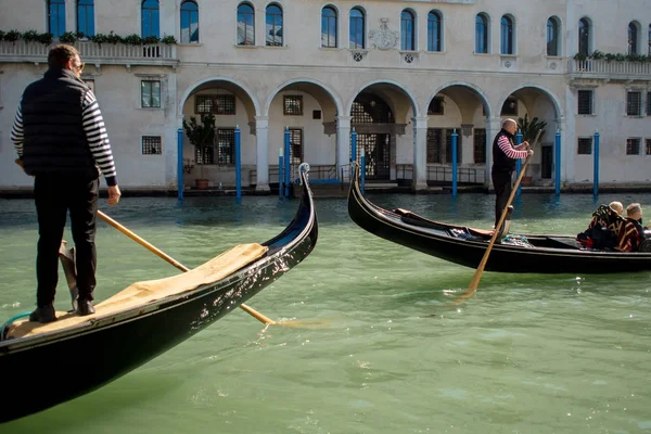 VENICE, ITALY - 7 октября 2017 г.: Две гондолы, Венеция — стоковое фото