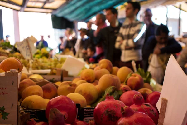 Venedig, Italien, 7 oktober 2017: marknaden med frukt och grönsaker, shoppare i bakgrunden — Stockfoto