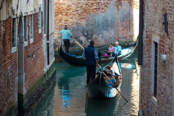 Venedig, Italien - 7. Oktober 2017: Gondoliere schwebt auf dem schmalen Kanal in Venedig, Italien — Stockfoto