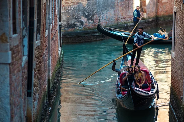 Venedig, Italien - 7. Oktober 2017: Gondoliere schwebt auf dem schmalen Kanal in Venedig, Italien — Stockfoto