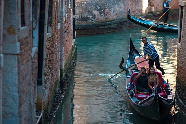 Venedig, Italien - 7. Oktober 2017: Gondoliere schwebt auf dem schmalen Kanal in Venedig, Italien — Stockfoto