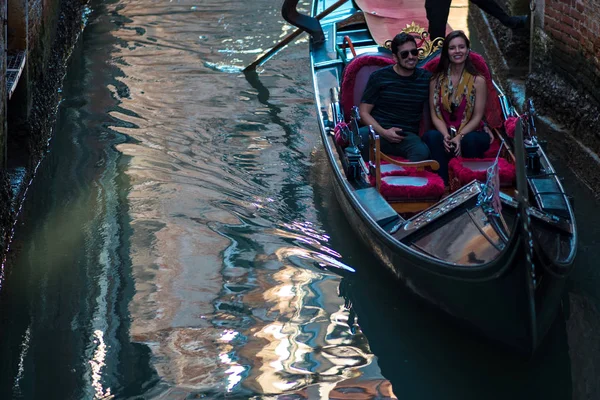 Venedig, Italien - 7. Oktober 2017: Touristen in einer Gondel genießen die Fahrt in Venedig, Italien — Stockfoto