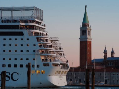 Venice, İtalya - 7 Ekim 2017: Giudecca, San Giorgio di Maggiore Kilisesi arka planda üzerinde römorkör tarafından tahrik Venedik İtalya Cruise ship