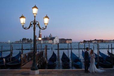 Venice, İtalya - 7 Ekim 2017: gelin ve damat Piazza San Marco üzerinde arka planda gondol