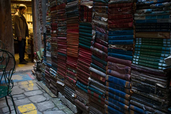 Benátky, Itálie - 7. října 2017: Knihkupectví v Benátkách, spousta knih — Stock fotografie
