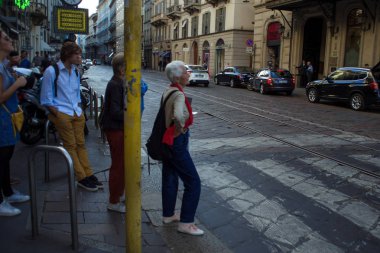 Milan, İtalya - 8 Ekim 2017: Akşam sokakları Milan, insanlar üzerinde bir yaya geçidi