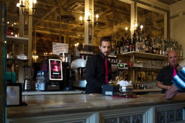 Milan, İtalya - 8 Ekim 2017: Satın alma kahve ve sandviç coffee shop