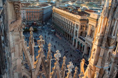 Milan, İtalya - 8 Ekim 2017: Duomo görünümünden çatı, katedral ve bir sürü insan ayrıntılarını palmade üzerinde