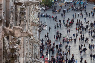 Milan, İtalya - 8 Ekim 2017: Duomo görünümünden çatı, katedral ve bir sürü insan ayrıntılarını palmade üzerinde