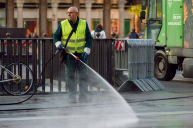 Milan, İtalya - 9 Ekim 2017: Süpürge sokak yıkar
