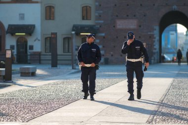Milan, İtalya - 9 Ekim 2017: iki polis turu yapıyor