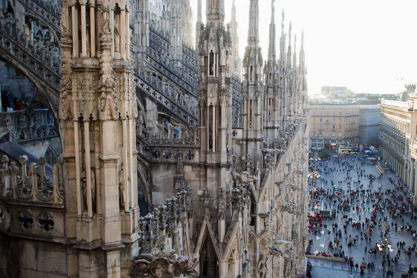 Mailand, Italien - 8. Oktober 2017: Domblick vom Dach, Details der Kathedrale und viele Menschen auf Palmen — Stockfoto