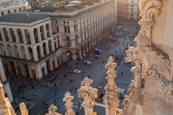 Mailand, Italien - 8. Oktober 2017: Domblick vom Dach, Details der Kathedrale und viele Menschen auf Palmen — Stockfoto