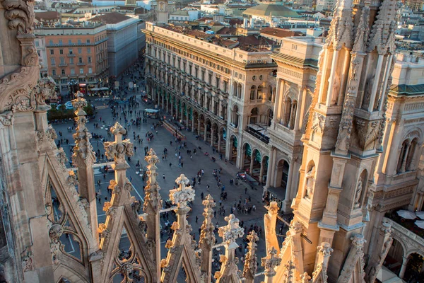 MILÃO, ITÁLIA - OUTUBRO 8, 2017: Duomo vista do telhado, detalhes da Catedral e um monte de pessoas em palmade — Fotografia de Stock